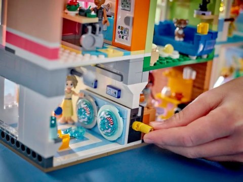 LEGO Friends 42670 - Mieszkania i sklepy w mieście Heartlake