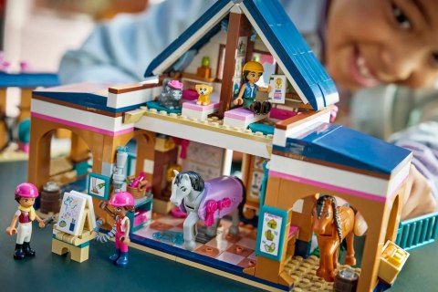 LEGO Friends 42688 - Stajnia i szkółka jeździecka